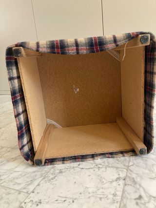 Puf Ikea Cuadros Beige y Rojo