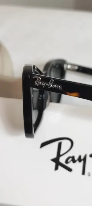 Occhiali da sole marca Ray-Ban Lady Burbank RB2299