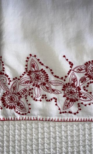 Falda blanca bordada roja