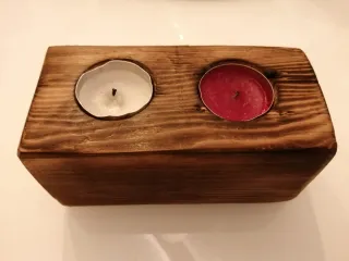 Portacandele in legno grezzo fatto a mano