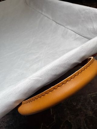 Cesta bandeja de ropa blanca con asas