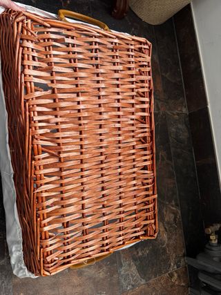 Cesta bandeja de ropa blanca con asas