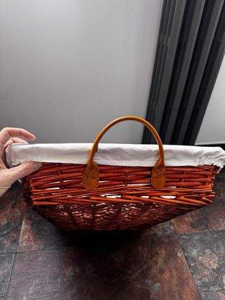 Cesta bandeja de ropa blanca con asas