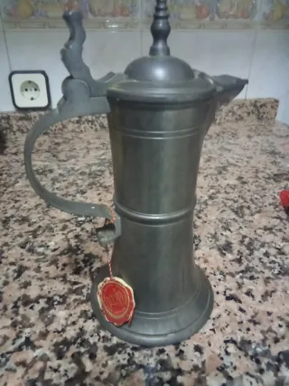 Jarra antigua de peltre con sello
