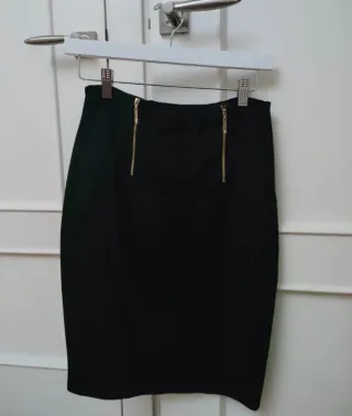 Falda lápiz negra con cremalleras doradas