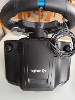 Volante Logitech PS4 (incluye un juego)