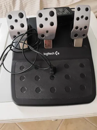 Volante Logitech PS4 (incluye un juego)