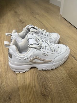 Zapatillas Fila Blancas y Plateadas