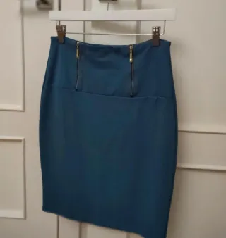 Falda tubo azul con cremalleras doradas