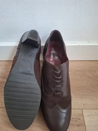 Botines de tacón marrones, muy cómodos.