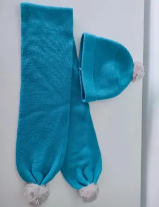 Gorro y bufanda azul con pompón