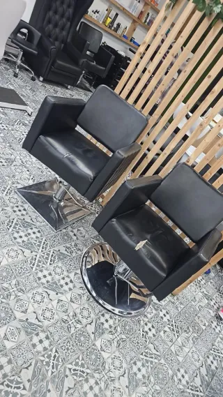 Butaca de peluquería negra y plateada