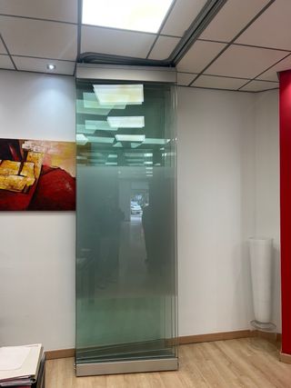 Muro cortina cristal y metal. Mampara . Divisoria.