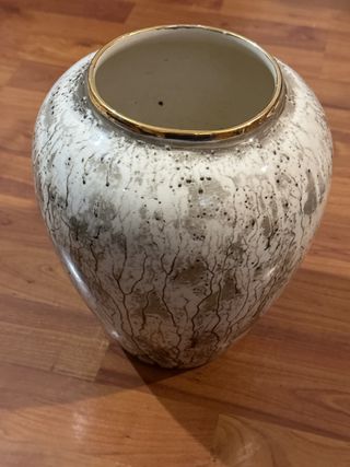 Florero de cerámica con borde dorado