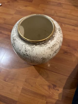 Florero de cerámica con borde dorado