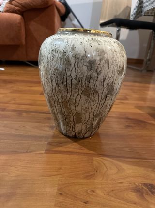 Florero de cerámica con borde dorado