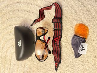 Gafas de sol Adidas rojas y negras.