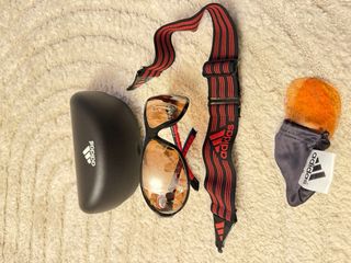 Gafas de sol Adidas rojas y negras.