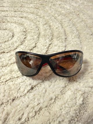 Gafas de sol Adidas rojas y negras.