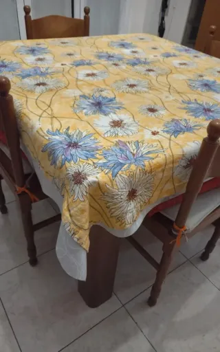 Tovaglia floreale gialla e copridivano