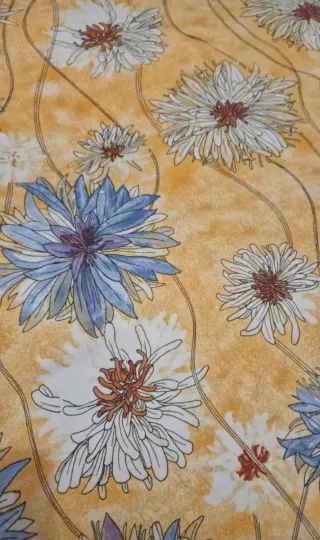 Tovaglia floreale gialla e copridivano