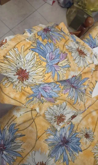 Tovaglia floreale gialla e copridivano