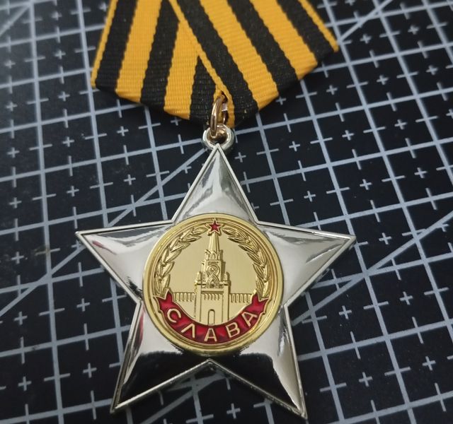 INSIGNIA SOVIÉTICA ESTRELLA ROJA EN EXPOSITOR