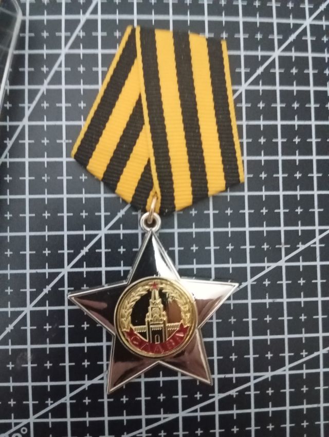 INSIGNIA SOVIÉTICA ESTRELLA ROJA EN EXPOSITOR