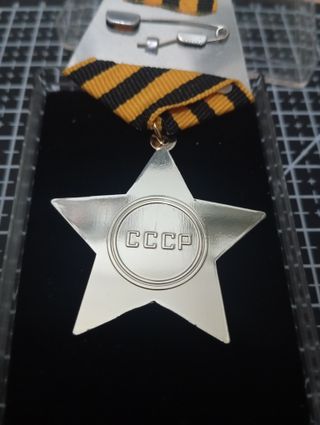 INSIGNIA SOVIÉTICA ESTRELLA ROJA EN EXPOSITOR
