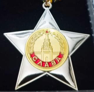 INSIGNIA SOVIÉTICA ESTRELLA ROJA EN EXPOSITOR