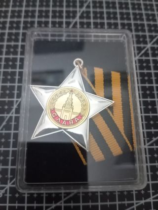 INSIGNIA SOVIÉTICA ESTRELLA ROJA EN EXPOSITOR