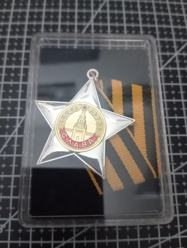 INSIGNIA SOVIÉTICA ESTRELLA ROJA EN EXPOSITOR