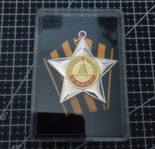 INSIGNIA SOVIÉTICA ESTRELLA ROJA EN EXPOSITOR