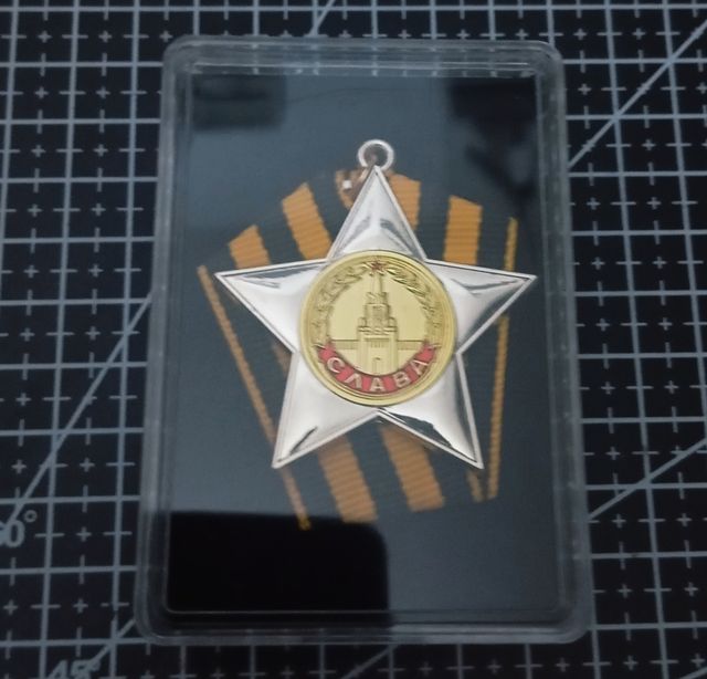 INSIGNIA SOVIÉTICA ESTRELLA ROJA EN EXPOSITOR