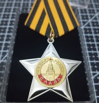 INSIGNIA SOVIÉTICA ESTRELLA ROJA EN EXPOSITOR