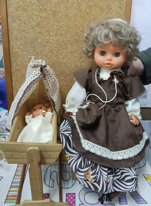 Muñeca antigua con cuna y bebé