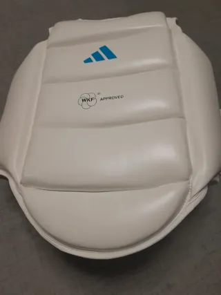 Peto Adidas y casco mooto