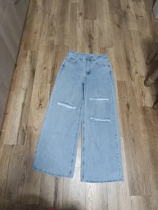 Vaqueros anchos rotos
