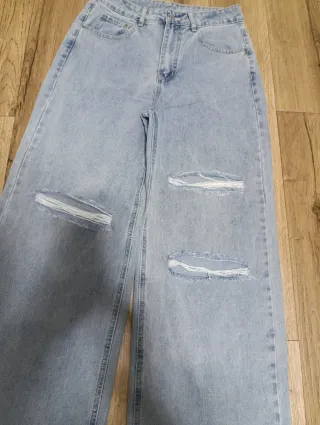 Vaqueros anchos rotos