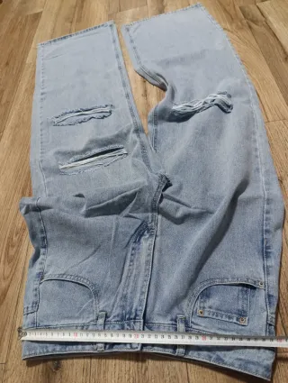 Vaqueros anchos rotos