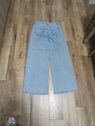 Vaqueros anchos rotos