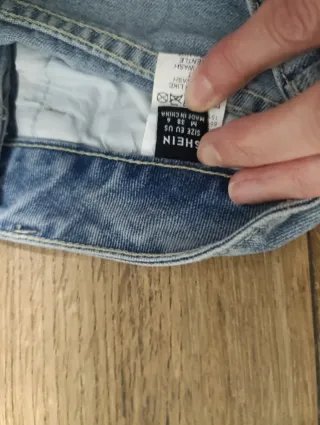 Vaqueros anchos rotos