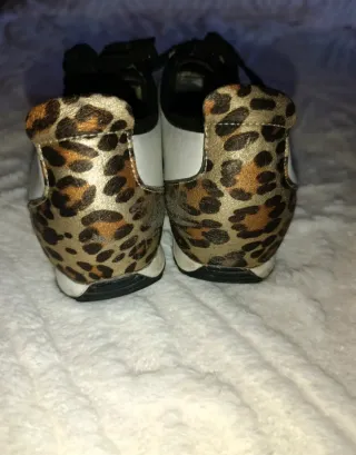 Deportivas Blancas con Cordones Negros