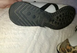 Deportivas Blancas con Cordones Negros