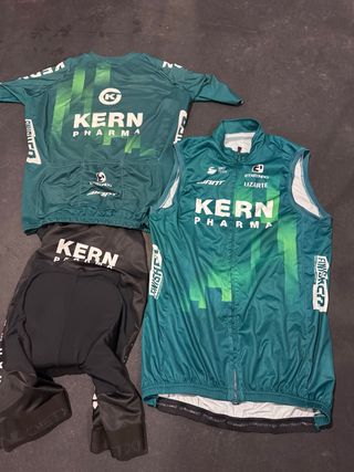 Conjunto KERN PHARMA Talla M