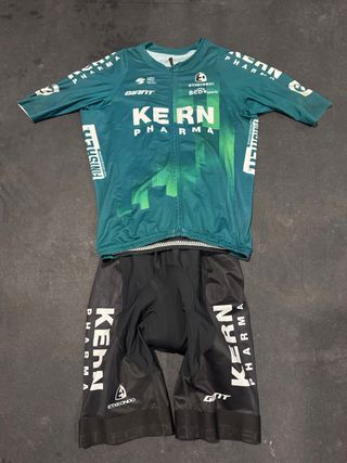 Conjunto KERN PHARMA Talla M