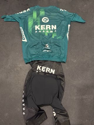 Conjunto KERN PHARMA Talla M