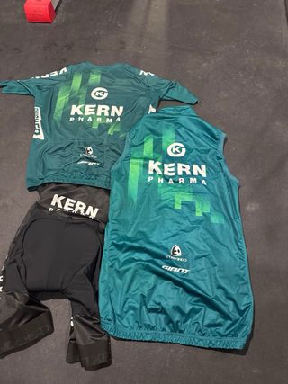 Conjunto KERN PHARMA Talla M