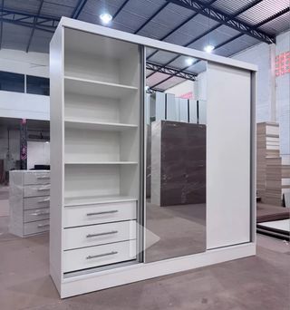 Armario con espejo blanco y madera