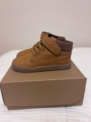 Botas marrones para niños